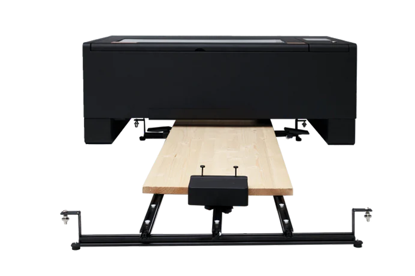 Auto Feeder für die Beambox II in Schwarz mit einem Holzbrett und Gestell.