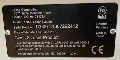 Schwarzes Schild mit Maschineninformationen auf der Rückseite der Maschine mit Herstellerinformationen, Modell, Seriennummer, Herstellungsdatum, Maschinenbeschreibung und Herstellungsland.