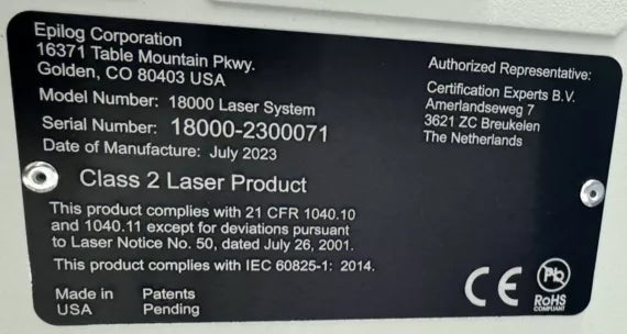 Schwarzes Schild mit Maschineninformationen auf der Rückseite der Maschine mit Herstellerinformationen, Modellnummer, Seriennummer, Herstellungsjahr, Maschinenbeschreibung, Herstellungsland und Repräsentanteninformationen.