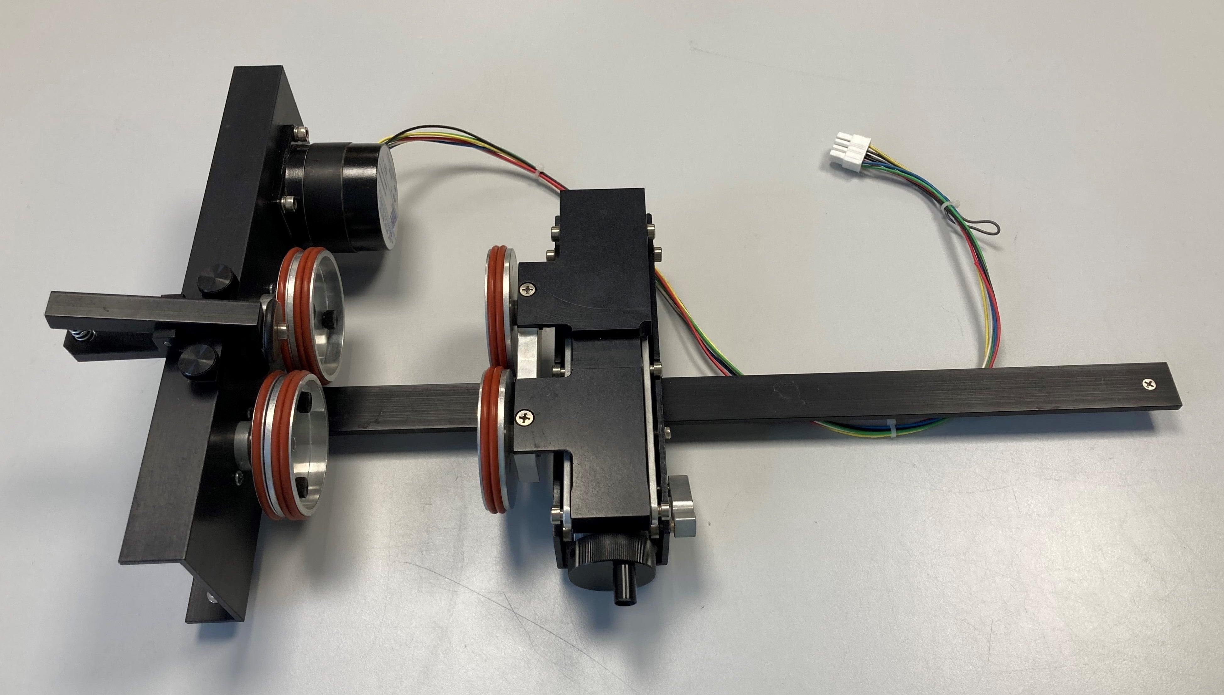 Abwälzvorrichtung für Epilog Mini und Helix Lasergravurmaschinen mit vier gummierten Rollen, Motorantrieb und Anschlusskabel.