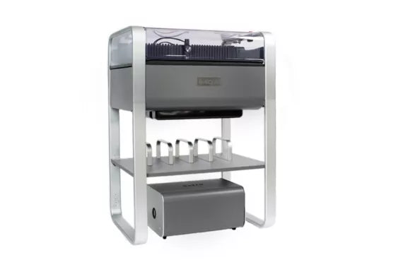 Wazer Standup Maschine in silber und weiß mit Schneidbrett, Glashaube und Gestell.