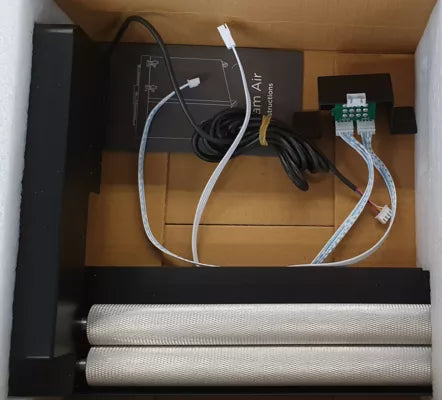 Abwälzvorrichtung 1.0 für FLUX Beambox und Beambox Pro in Schwarz und silber mit 2 Walzen und einem Motor.