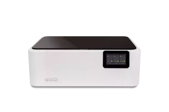 Flux Ador Maschine in weiß und schwarz mit Schneidbrett, Glashaube und Touchscreen.