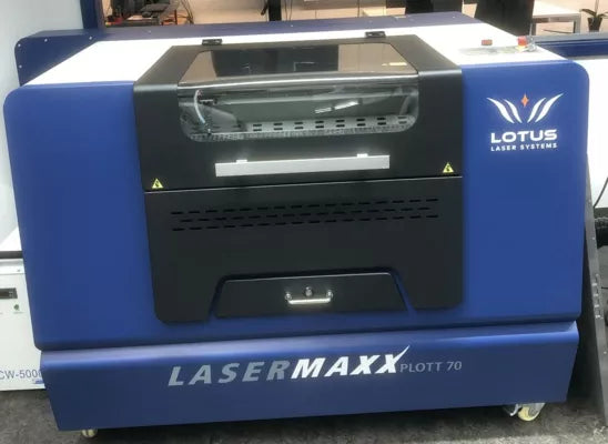 Lotus Blu 70 Maschine in blau und schwarz mit Schneidbrett, Glashaube, Not-Aus Knopf, Einstellungsmenu und Rollen am Boden.