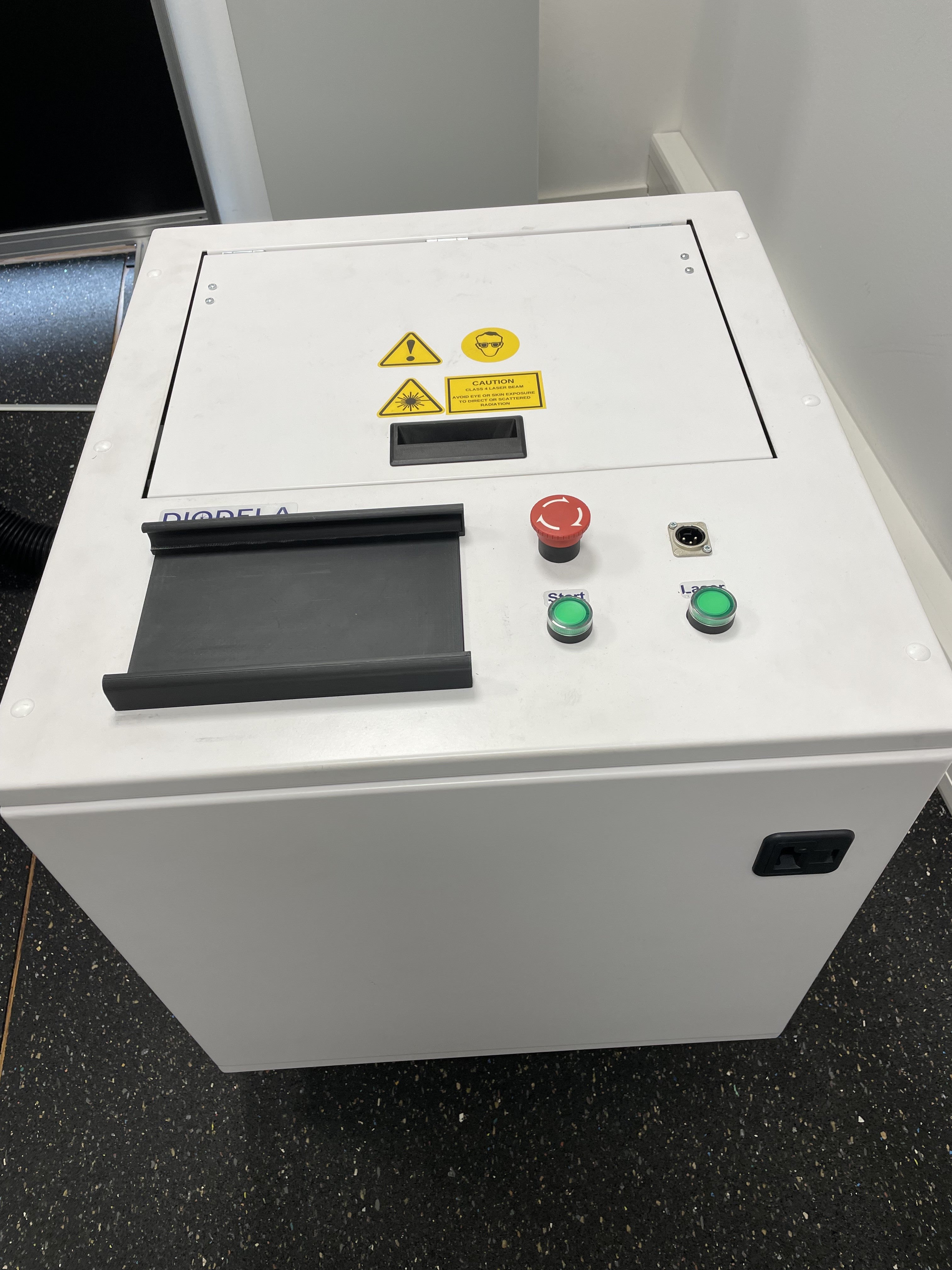 Diodela Reinigungslaser mit 200 Watt Mopa