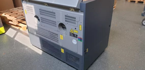 Rückseite der Epilog E9060 Legend 36 EXT Maschine mit Lüftungen, Warnhinweisen und Maschineninformationen.