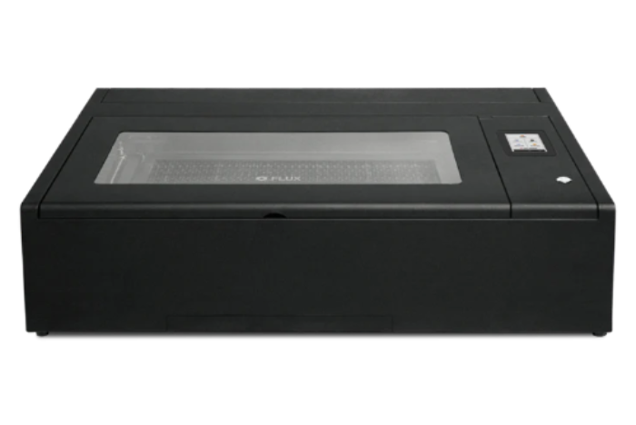 Flux Beambox II Maschine in Schwarz mit Schneidtisch, Glashaube und Einstellungsmenu.