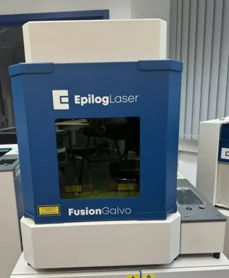Epilog Fusion Galvo G100 Maschine in blau und weiß mit Schneidbrett, Glashaube und Touchscreen.