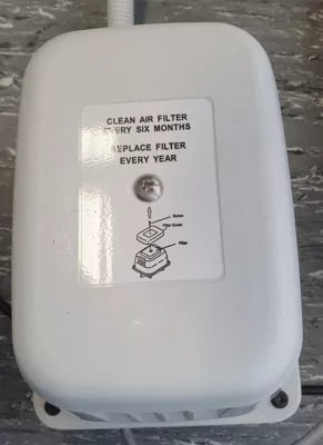 HIBLOW Kompressor für Clean Air Filter in weiß mit Warnhinweis.