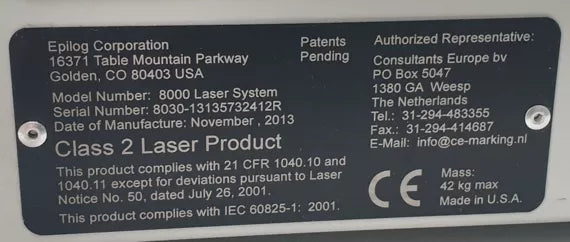 Schwarzes Schild mit Maschineninformationen auf der Rückseite der Maschine mit Herstellerinformationen, Modellnummer, Seriennummer, Herstellungsdatum, Maschinenbeschreibung, Repräsentantenbeschreibung und Herstellungsland.