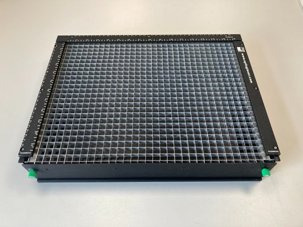 Wabenschneidetisch für Epilog Zing 16 Lasergravurmaschine mit schwarzem Metallrahmen, Rasterlineal und feinem Metallgitter.